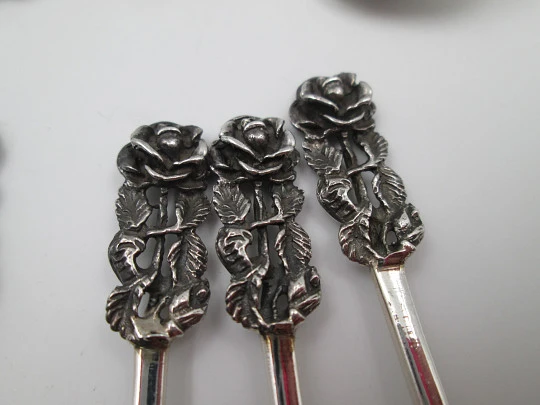 Juego de seis cucharas de café o té. Plata de ley 925. Rosas con hojas. España. 1990