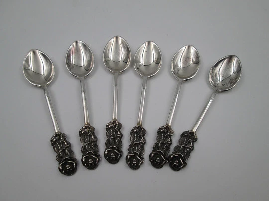 Juego de seis cucharas de café o té. Plata de ley 925. Rosas con hojas. España. 1990