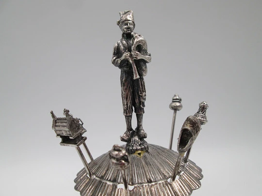 Juego de seis pinchos para aperitivos con soporte figura gaitero. Metal plateado. 1980