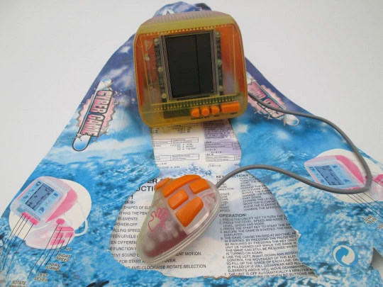 Juego electrónico portátil Cyber Game. Plástico de colores. Marca Gig. Caja original