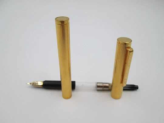 Juego estilográfica y bolígrafo Dunhill. Chapados en oro. Patrón lineal. 14k