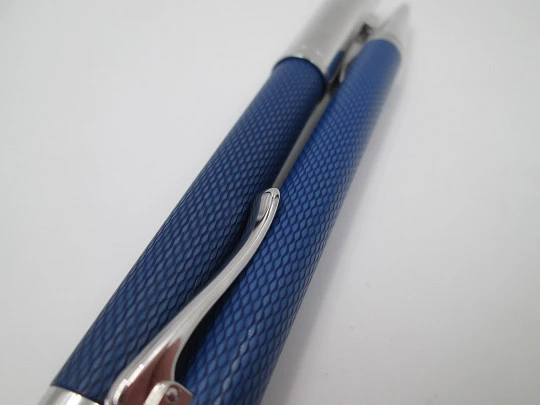 Juego estilográfica y bolígrafo Faber-Castell. Resina azul y detalles rodiados
