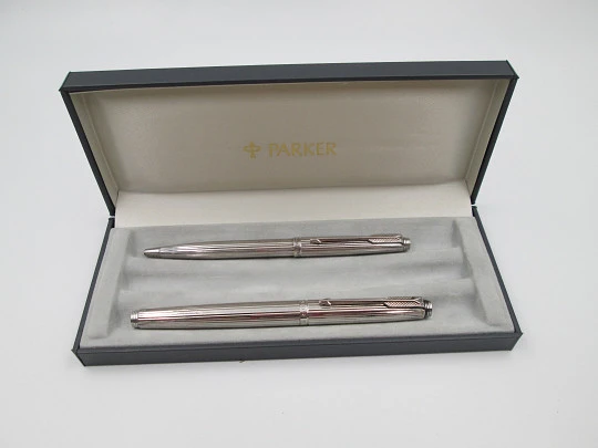 Juego estilográfica y bolígrafo Parker 75. Chapados en plata ley. Caja. Francia. 1990