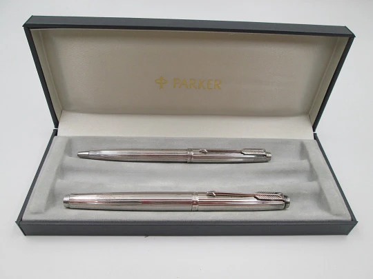 Juego estilográfica y bolígrafo Parker 75. Chapados en plata ley. Caja. Francia. 1990
