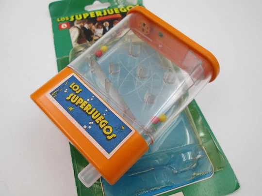 Juego portátil de agua bolas Galaxia. Los Superjuegos. Papirots. Plástico colores. 1980