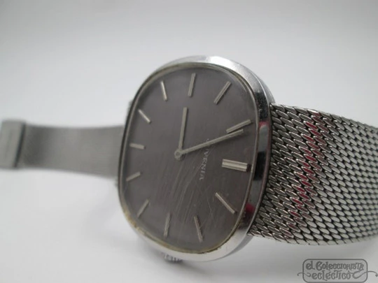 Juvenia Reserve. Acero inoxidable. Cuerda manual. Brazalete malla. 1960