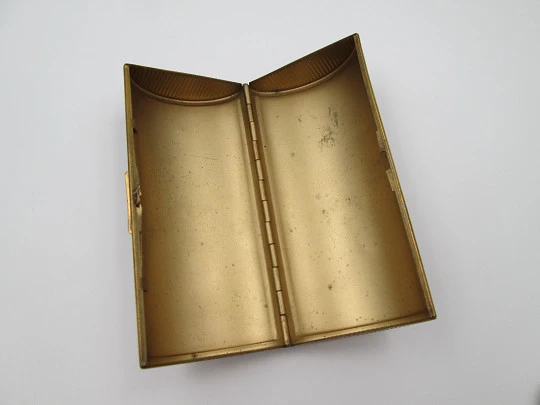 Kigu powder compact hand bag. Gold plated. Guilloche. United Kingdom. 1950's