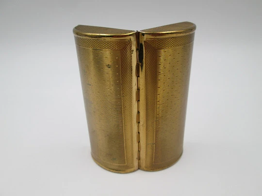 Kigu powder compact hand bag. Gold plated. Guilloche. United Kingdom. 1950's
