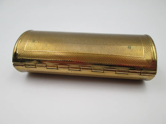 Kigu powder compact hand bag. Gold plated. Guilloche. United Kingdom. 1950's