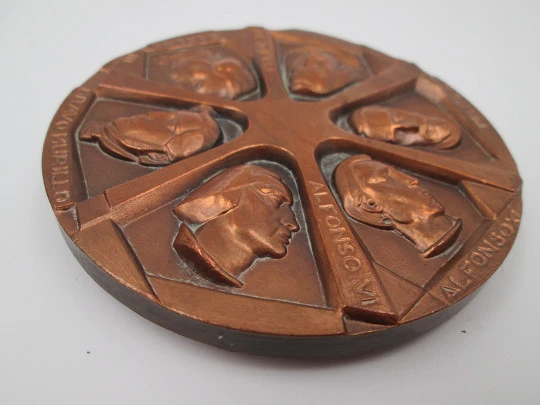 'Kings of Madrid town' FNMT copper medal. High relief work. 1966. Spain