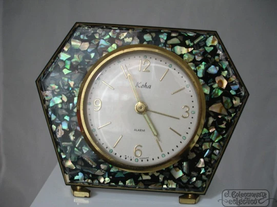 Koha. Manual winding. Bronze. Resin. Mother of Pearl chips