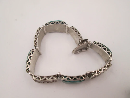 Ladie's articulated bracelet. 925 sterling silver & malachites. Chiseled scenes. Peru. 1980's