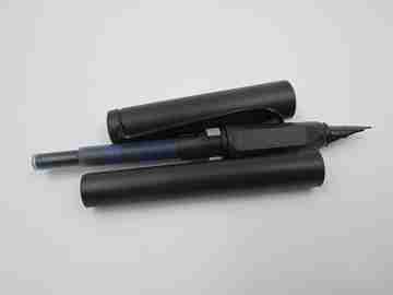Lamy Safari 2ª generation fountain pen. Textured charcoal & black metal. Cartridge