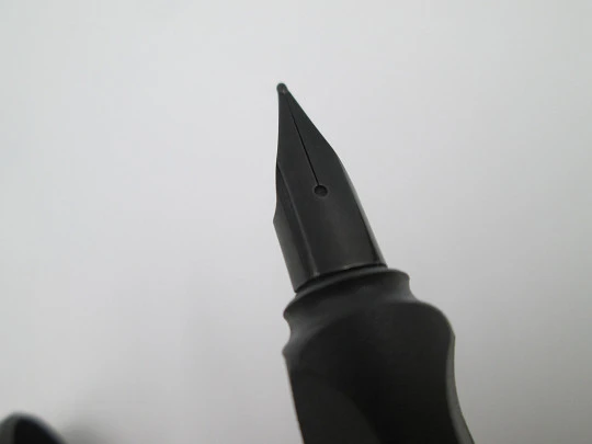 Lamy Safari 2ª generation fountain pen. Textured charcoal & black metal. Cartridge