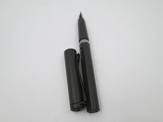 Lamy Safari 2ª generation fountain pen. Textured charcoal & black metal. Cartridge