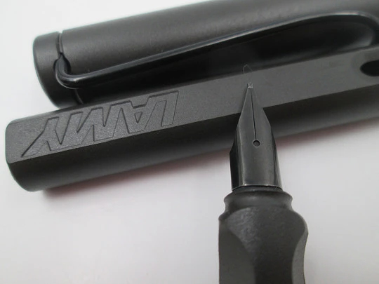 Lamy Safari 2ª generation fountain pen. Textured charcoal & black metal. Cartridge