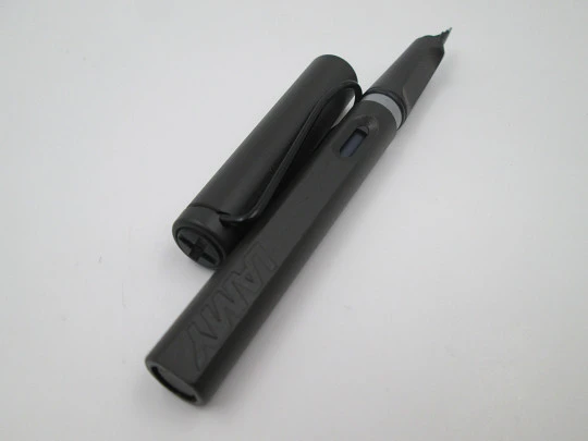 Lamy Safari 2ª generation fountain pen. Textured charcoal & black metal. Cartridge