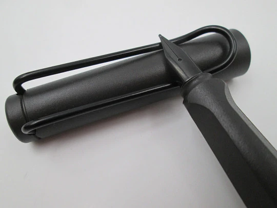 Lamy Safari 2ª generation fountain pen. Textured charcoal & black metal. Cartridge