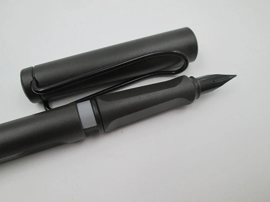 Lamy Safari 2ª generation fountain pen. Textured charcoal & black metal. Cartridge