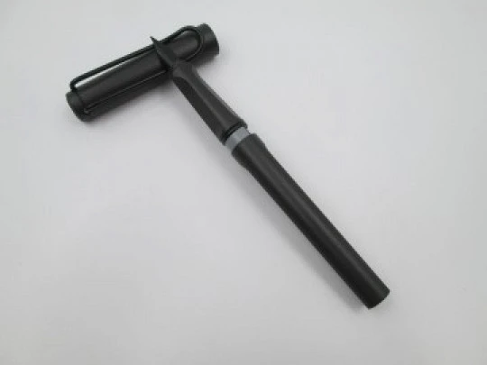 Lamy Safari 2ª generation fountain pen. Textured charcoal & black metal. Cartridge