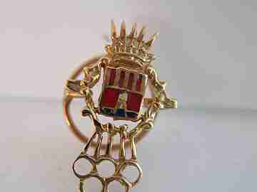 Lapel emblem. 18k gold and enamel. 1940's. Alicante shield. Rings