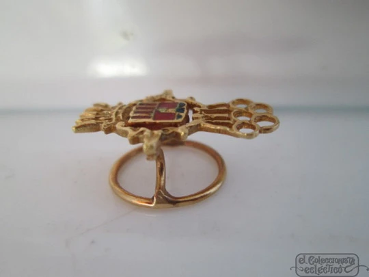 Lapel emblem. 18k gold and enamel. 1940's. Alicante shield. Rings