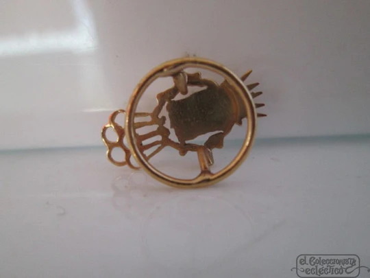 Lapel emblem. 18k gold and enamel. 1940's. Alicante shield. Rings