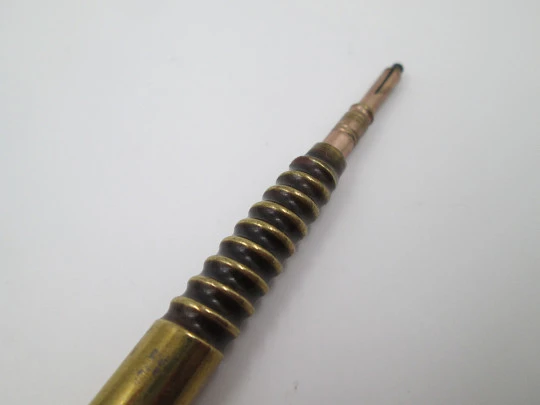 Lapicero mecánico extensible giratorio. Chapado oro. Forma tornillo. 1910