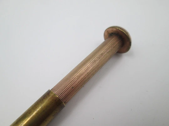 Lapicero mecánico extensible giratorio. Chapado oro. Forma tornillo. 1910