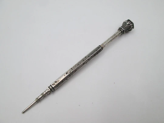 Lapicero mecánico extensible giratorio. Plata cincelada y gema ámbar. 1900