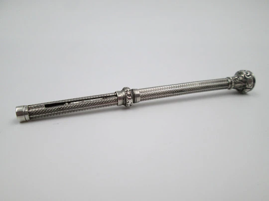 Lapicero mecánico extensible. Plata de ley cincelada y nácar. 1900