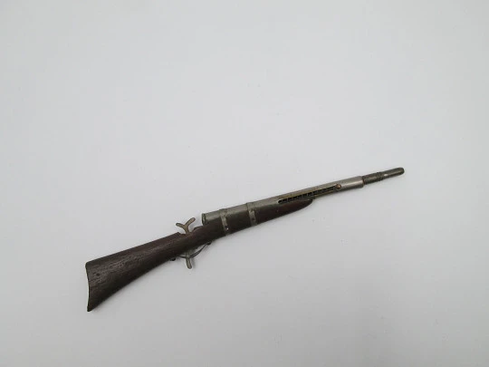Lapicero rifle. Metal plateado y madera. 1950. Mina fija. Europa