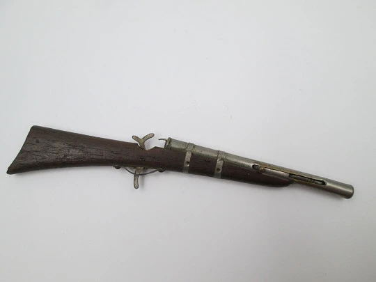 Lapicero rifle. Metal plateado y madera. 1950. Mina fija. Europa