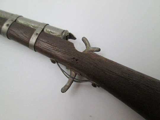 Lapicero rifle. Metal plateado y madera. 1950. Mina fija. Europa