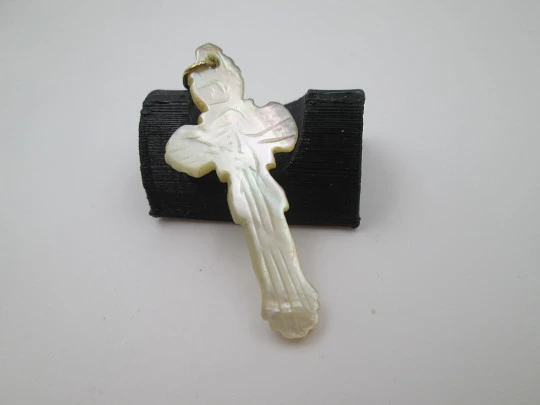 Latin cross. Iridescent mother of pearl and gold ring. Chiseled front. 1930's