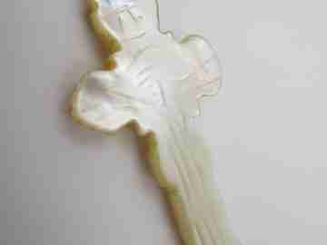 Latin cross. Iridescent mother of pearl and gold ring. Chiseled front. 1930's