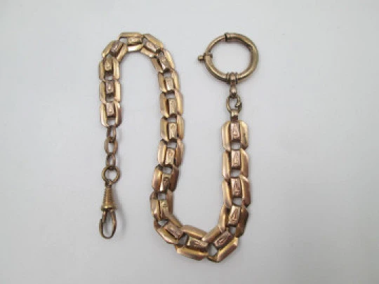 Leontina barbada. Metal chapado en oro. Argolla y mosquetón. Europa. 1910