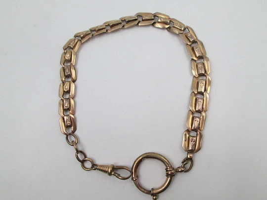 Leontina barbada. Metal chapado en oro. Argolla y mosquetón. Europa. 1910