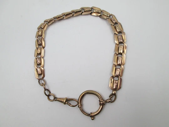 Leontina barbada. Metal chapado en oro. Argolla y mosquetón. Europa. 1910