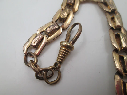 Leontina barbada. Metal chapado en oro. Argolla y mosquetón. Europa. 1910