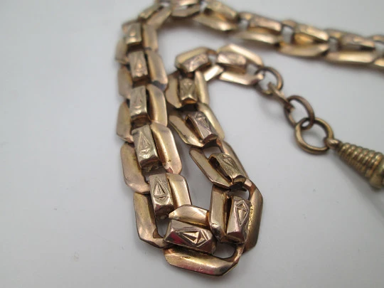 Leontina barbada. Metal chapado en oro. Argolla y mosquetón. Europa. 1910