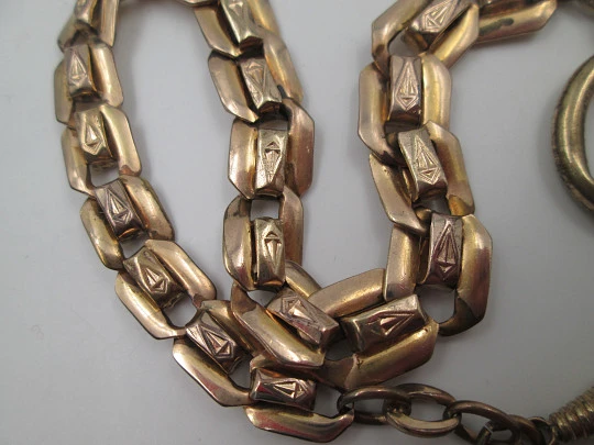 Leontina barbada. Metal chapado en oro. Argolla y mosquetón. Europa. 1910