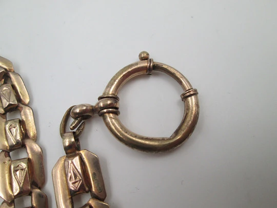 Leontina barbada. Metal chapado en oro. Argolla y mosquetón. Europa. 1910