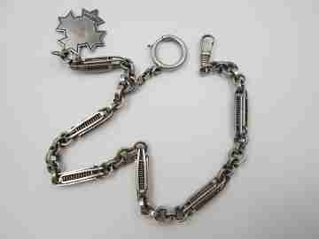 Leontina cadena aros y cilindros calados.  Plata. Colgante escudo 1910