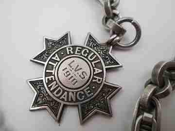 Leontina cadena aros y cilindros calados.  Plata. Colgante escudo 1910