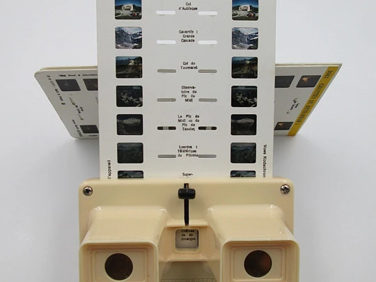 Lestrade Simplex stereoscope viewer. Cream plastic. 1950's. France Lestrade Simplex stereoscope viewer. Cream plastic. 1950's. France
