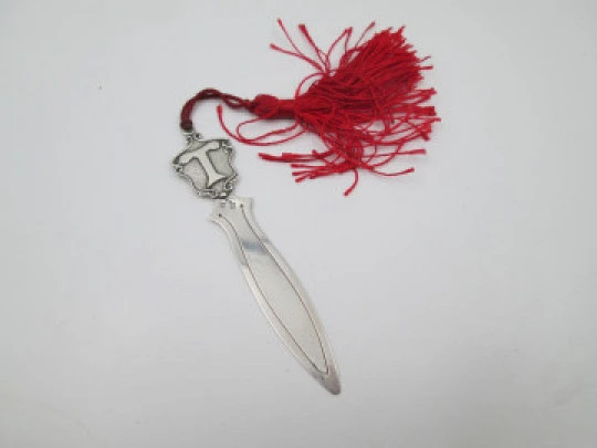 Letter T shield bookmark. 925 sterling silver hallmarks. Red tassel. 1990's. Spain