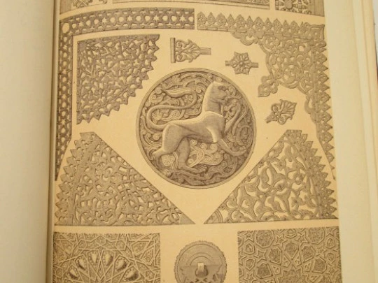 Libro de arte. 170 láminas. Grabados de ornamentos. Cartoné. 1920