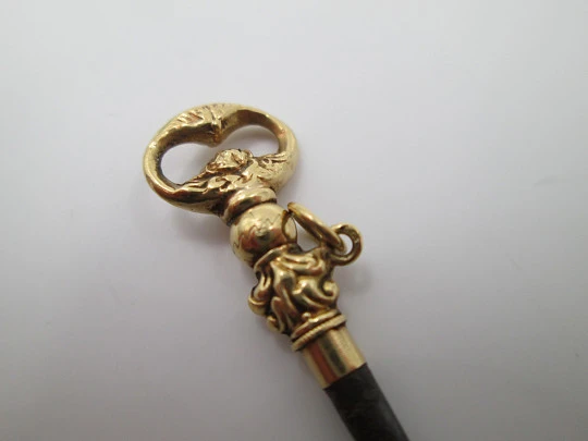 Llave para reloj de bolsillo. Oro amarillo 18k. Flores y hojas. 1880. Argolla