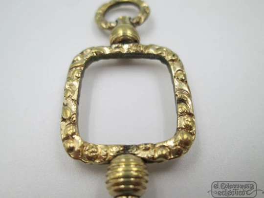 Llave reloj de bolsillo. Chapada oro. Siglo XIX. Calada. Diseño cuadrado